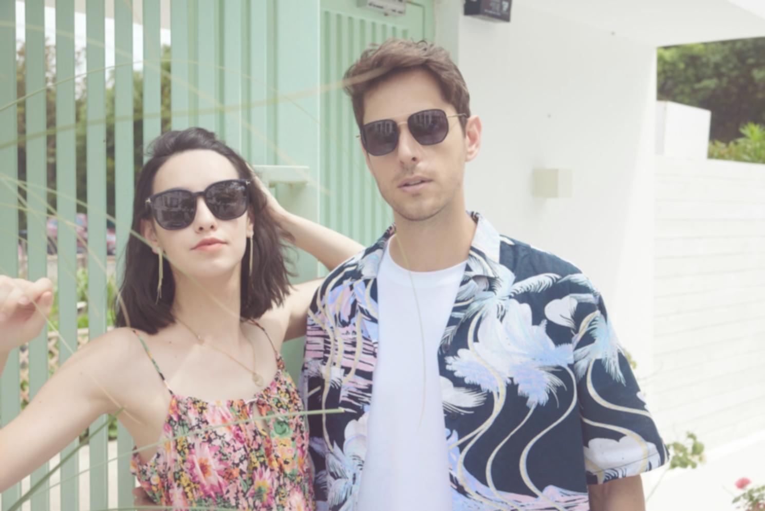 Familienmitglieder verschiedener Generationen beim gemeinsamen Lernen