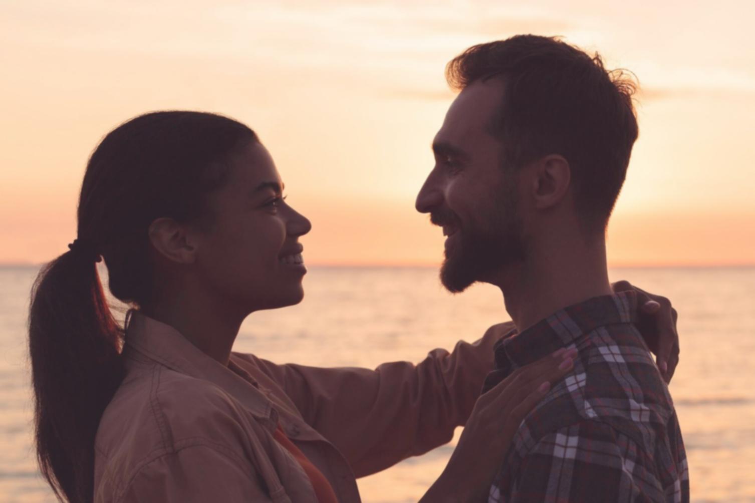 Familienmitglieder verschiedener Generationen lernen gemeinsam