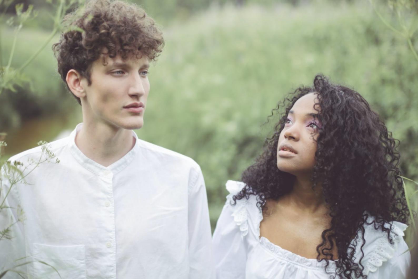 Multigenerationale Familie im Dialog während einer gemeinsamen Aktivität